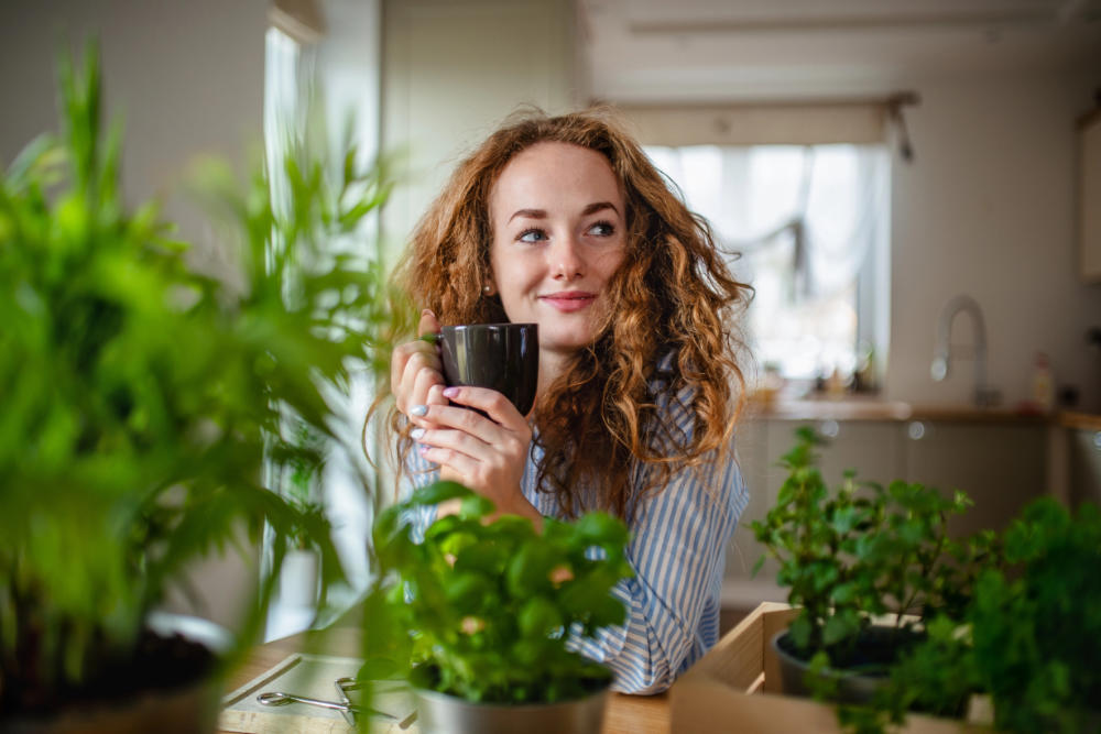 Frau hält eine Tasse Tee in der Hand