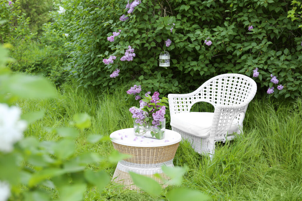 weißer Stuhl im Garten
