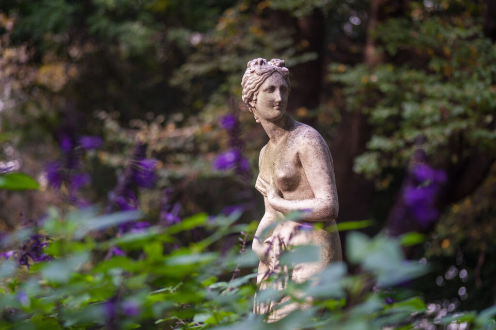 Statue im romantischen Garten