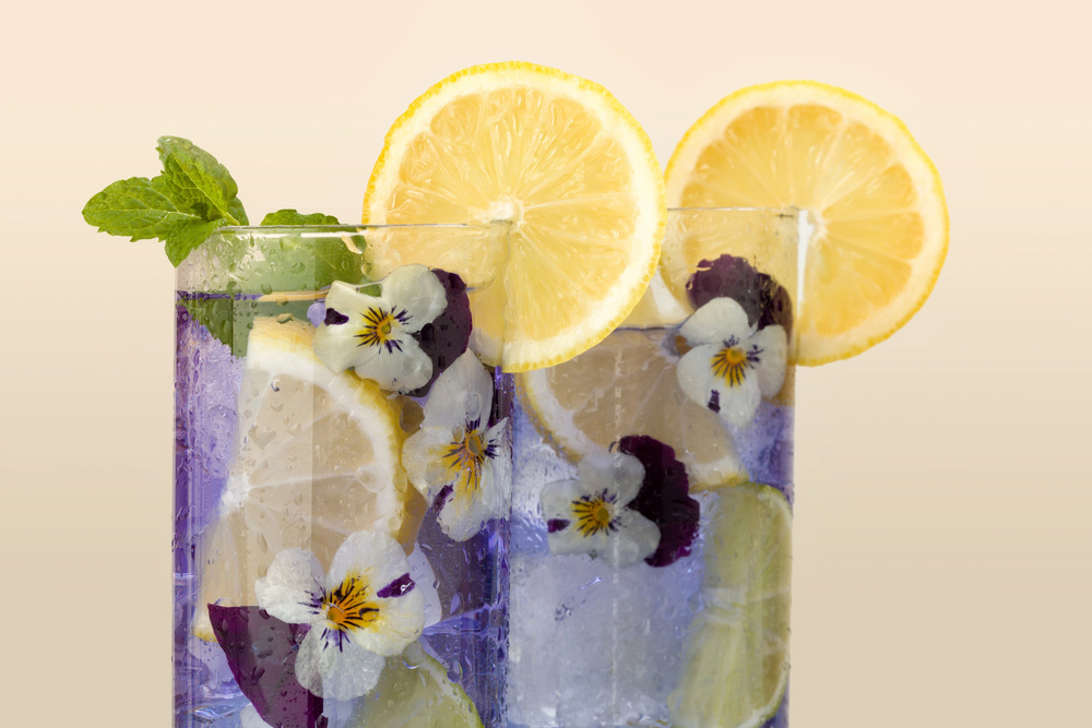Veilchencocktail mit Zitronen